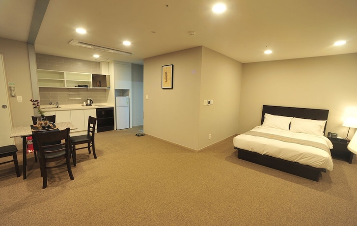 Imagen de la habitación del Hotel The Triny Urban Suites. Foto 15