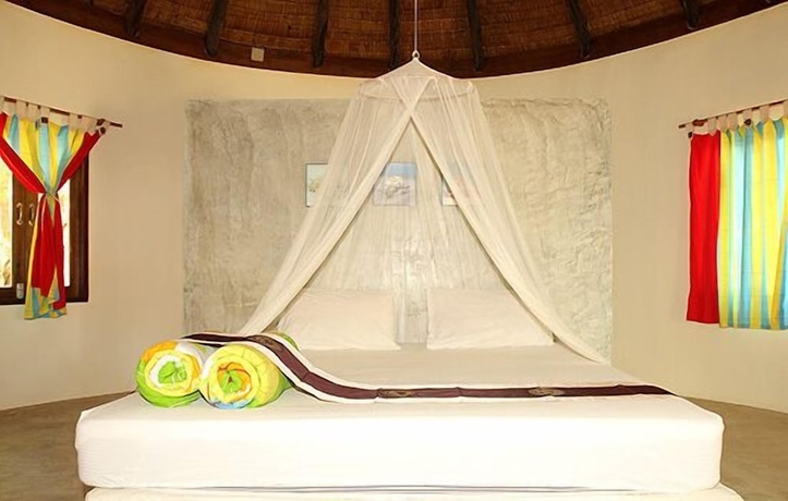 Imagen de la habitación del Hotel The Tropical Beach Resort. Foto 11