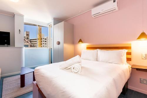 Imagen de la habitación del Hotel The Tropicana. Foto 14