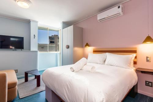 Imagen de la habitación del Hotel The Tropicana. Foto 15