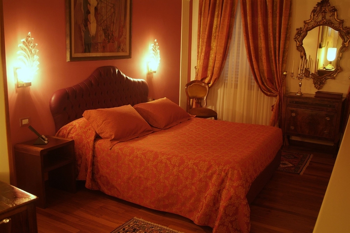 Imagen de la habitación del Hotel The Tuscanian. Foto 4