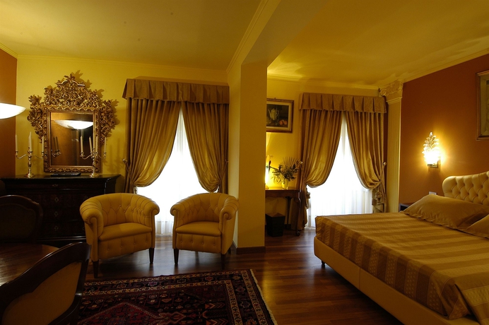 Imagen de la habitación del Hotel The Tuscanian. Foto 5