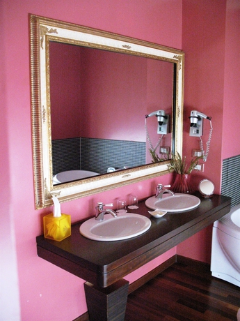 Imagen de la habitación del Hotel The Tuscanian. Foto 6