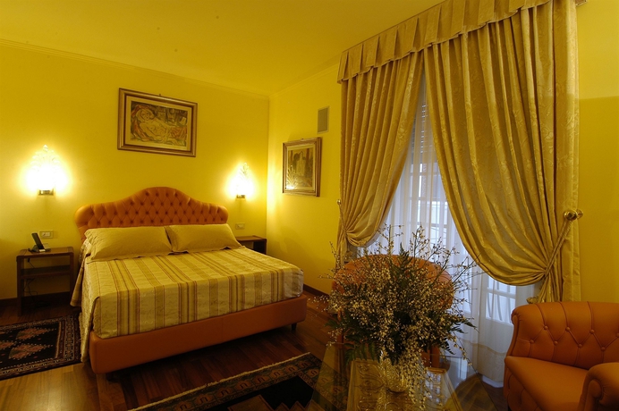 Imagen de la habitación del Hotel The Tuscanian. Foto 7