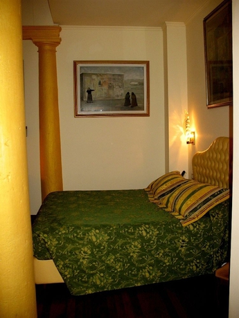 Imagen de la habitación del Hotel The Tuscanian. Foto 8