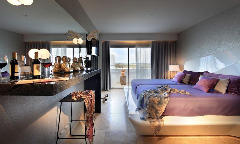 Imagen de la habitación del Hotel The Unexpected Ibiza. Foto 11