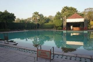 Imagen de la piscina del Hotel The Uppal Ecotel. Foto 8