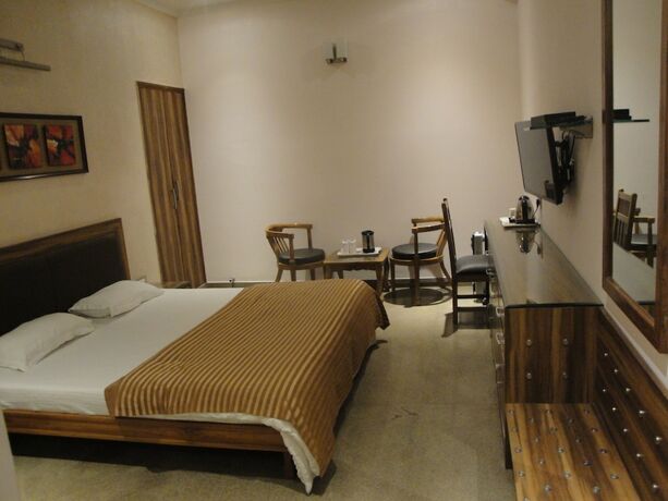 Imagen de la habitación del Hotel The Urmi. Foto 19