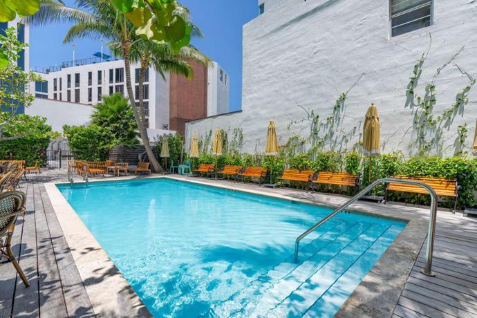 Imagen de la piscina del Hotel The Variety by LuxUrban. Foto 12