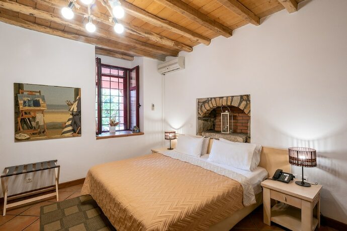 Imagen de la habitación del Hotel The Varos Residences. Foto 14