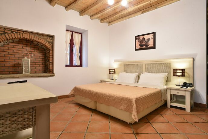Imagen de la habitación del Hotel The Varos Residences. Foto 15