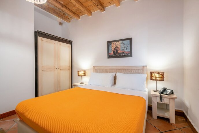Imagen de la habitación del Hotel The Varos Residences. Foto 16