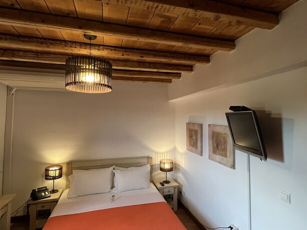Imagen de la habitación del Hotel The Varos Residences. Foto 17