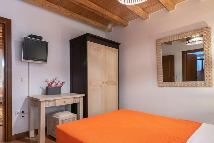 Imagen de la habitación del Hotel The Varos Residences. Foto 19