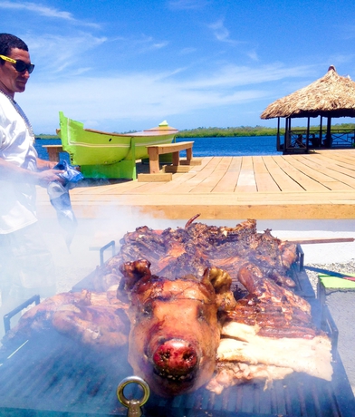 Imagen del bar/restaurante del Hotel The Venue - Utila - Hostel. Foto 5