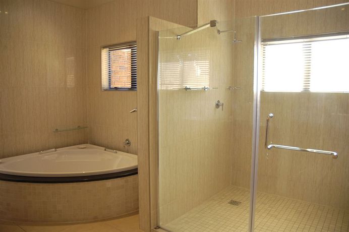 Imagen de la habitación del Hotel The Victoria Falls Deluxe Suites. Foto 7