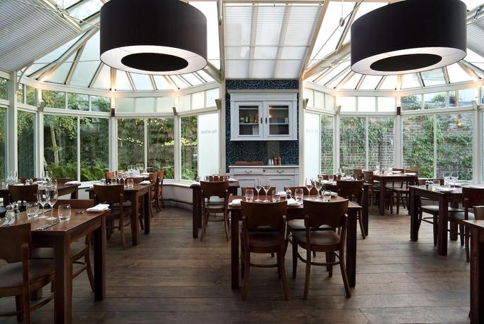 Imagen del bar/restaurante del Hotel The Victoria, Londres. Foto 2