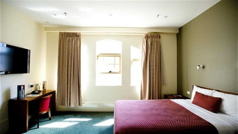 Imagen de la habitación del Hotel The Victoria Melbourne. Foto 11