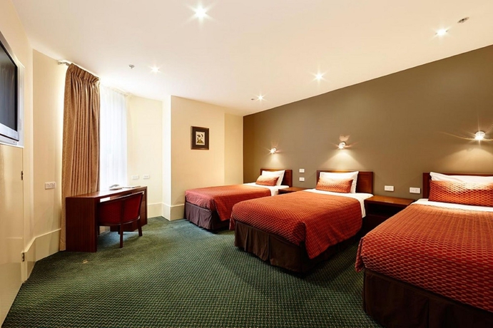 Imagen de la habitación del Hotel The Victoria Melbourne. Foto 14