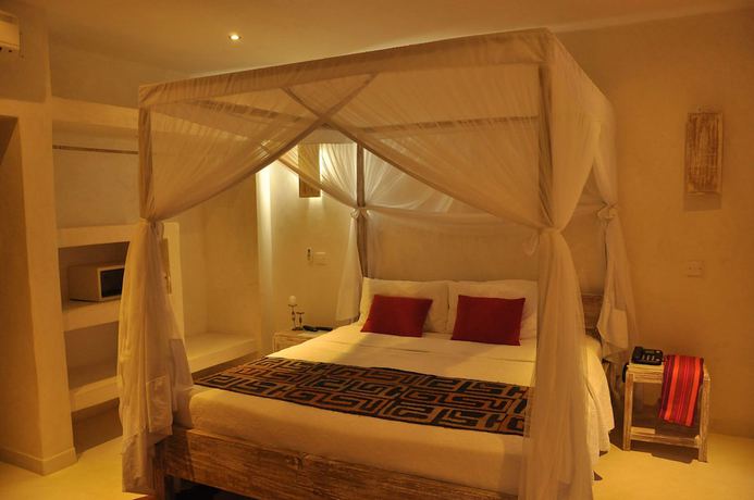 Imagen de la habitación del Hotel The Villa Luxury Suites Hotel. Foto 2