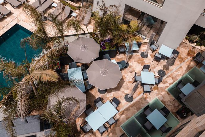 Imagen de la piscina del Hotel The Village Boutique and Spa. Foto 8