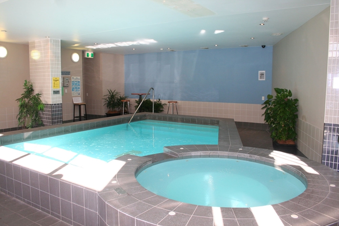 Imagen de la piscina del Hotel The Village Hostels Canberra. Foto 16