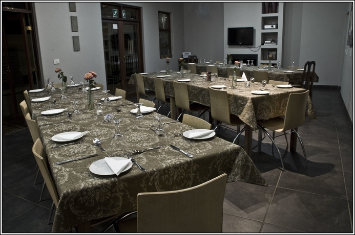 Imagen del bar/restaurante del Hotel The Village In Hatfield. Foto 6