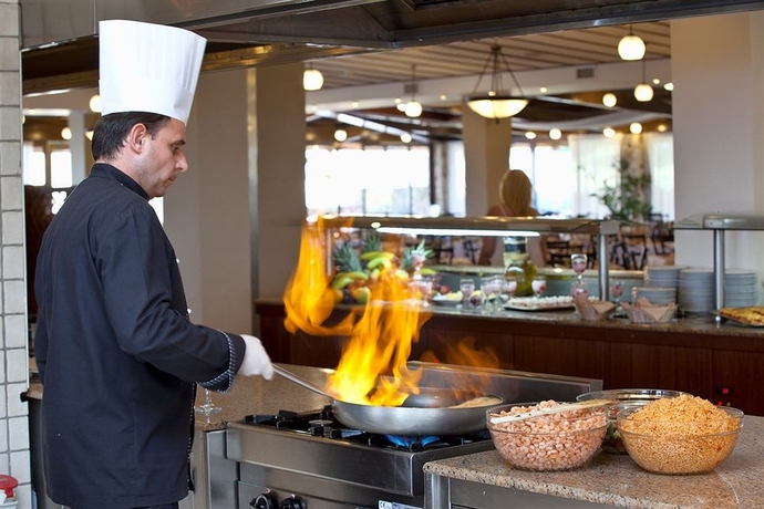 Imagen del bar/restaurante del Hotel The Village Resort and Waterpark - All Inclusive. Foto 2