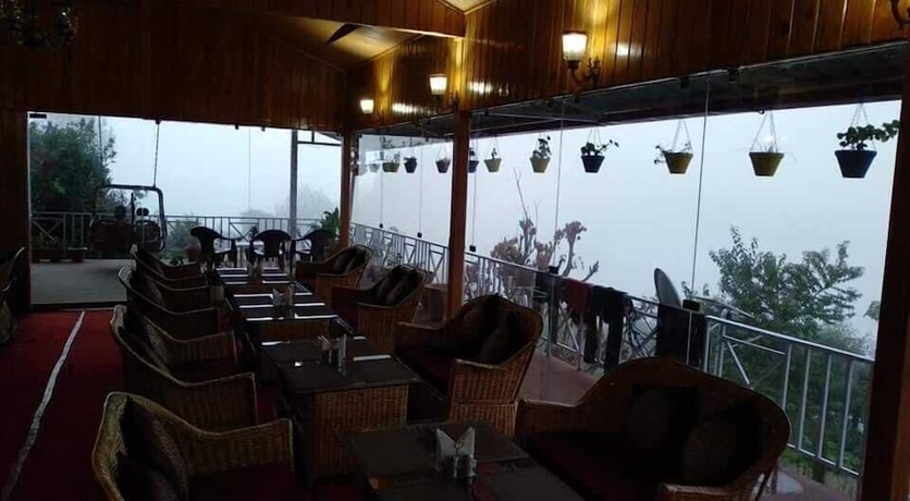 Imagen del bar/restaurante del Hotel The Village Retreat Resort. Foto 3