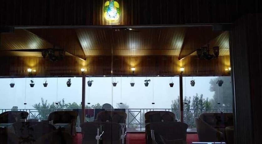 Imagen del bar/restaurante del Hotel The Village Retreat Resort. Foto 4