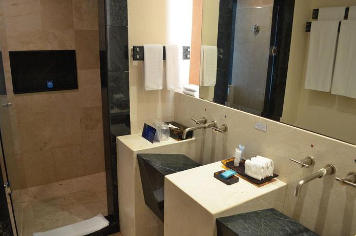 Imagen de la habitación del Hotel The Villas Cancun by Grand Park Royal. Foto 3