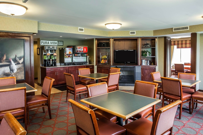 Imagen del bar/restaurante del Hotel The Virginian Suites. Foto 3
