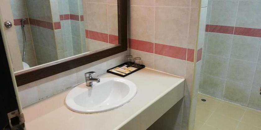 Imagen de la habitación del Hotel The Wai Hotel Danok. Foto 9