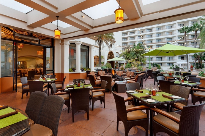 Imagen del bar/restaurante del Hotel The Waterfront Beach Resort, A Hilton. Foto 3