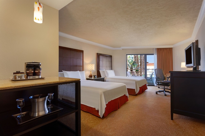Imagen de la habitación del Hotel The Waterfront Beach Resort, A Hilton. Foto 7