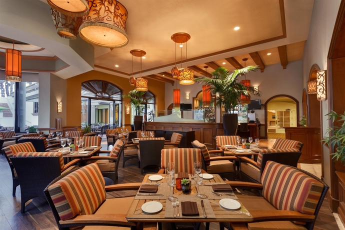 Imagen del bar/restaurante del Hotel The Waterfront Beach Resort, A Hilton. Foto 4