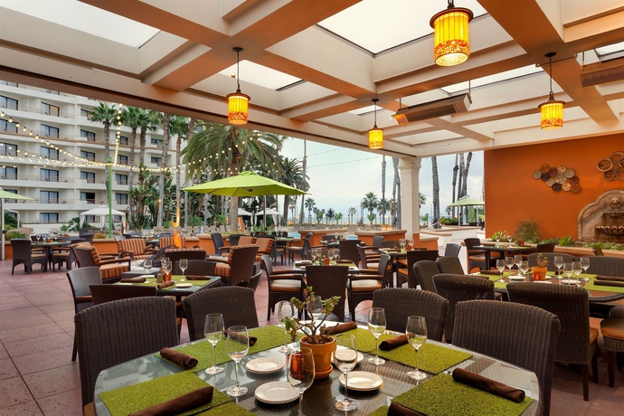 Imagen del bar/restaurante del Hotel The Waterfront Beach Resort, A Hilton. Foto 5