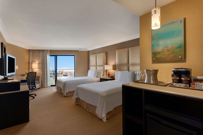 Imagen de la habitación del Hotel The Waterfront Beach Resort, A Hilton. Foto 9