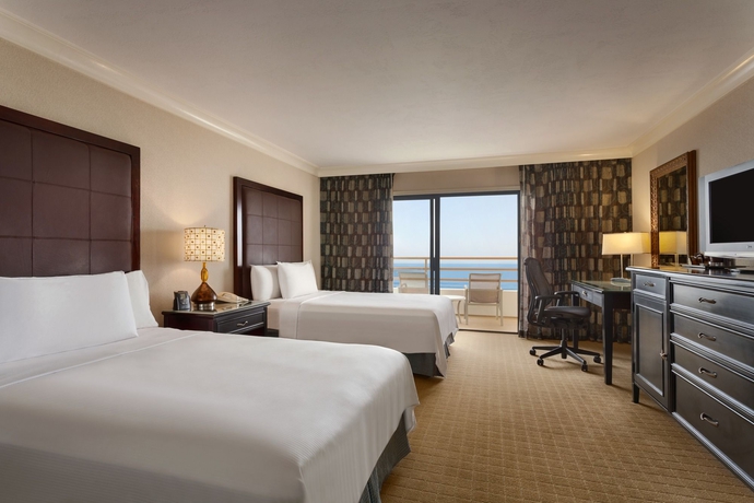 Imagen de la habitación del Hotel The Waterfront Beach Resort, A Hilton. Foto 10