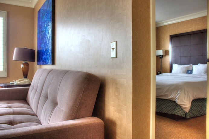 Imagen de la habitación del Hotel The Waterfront Beach Resort, A Hilton. Foto 11