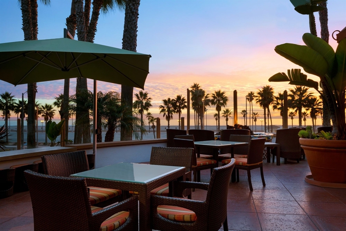 Imagen del bar/restaurante del Hotel The Waterfront Beach Resort, A Hilton. Foto 6