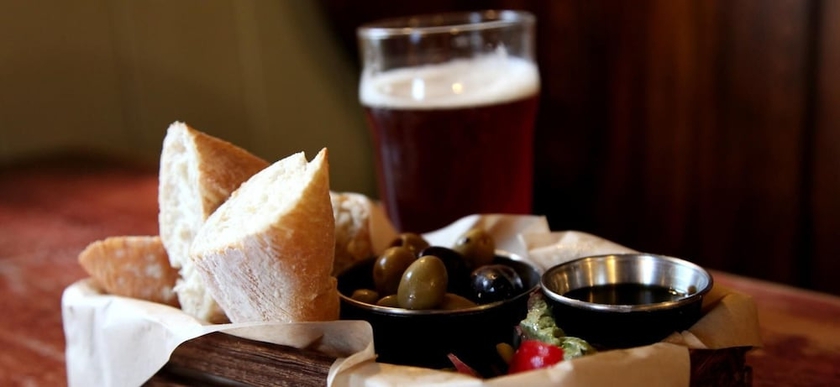 Imagen del bar/restaurante del Hotel The Watermans Arms. Foto 7