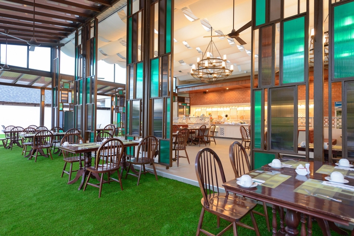 Imagen del bar/restaurante del Hotel The Waters Khao Lak By Katathani. Foto 2