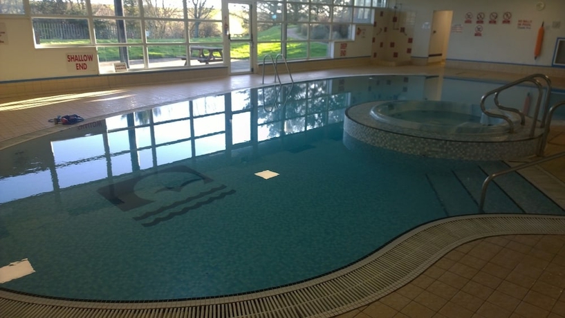 Imagen de la piscina del Hotel The Waterside. Foto 18