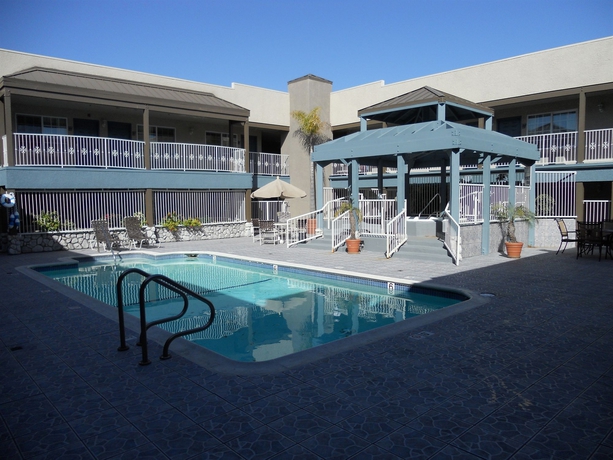 Imagen de la piscina del Hotel The Wave Manhattan Beach. Foto 7
