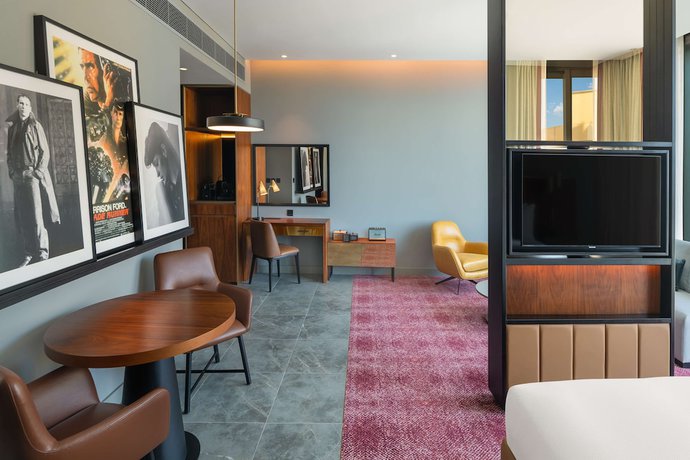 Imagen de la habitación del Hotel The Wb Abu Dhabi, Curio Collection By Hilton. Foto 3