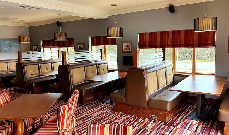 Imagen del bar/restaurante del Hotel The Wellington Hotel by Greene King Inns. Foto 2