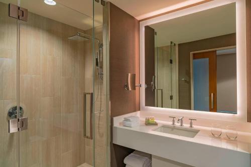 Imagen de la habitación del Hotel The Westin At The Woodlands. Foto 20