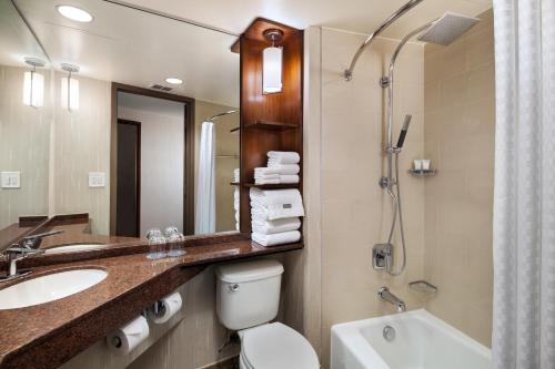 Imagen de la habitación del Hotel The Westin Bonaventure and Suites, Los Angeles. Foto 18