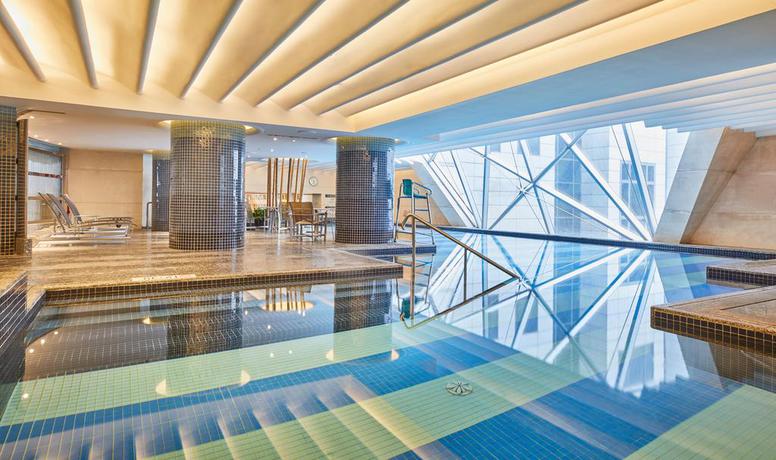 Imagen de la piscina del Hotel The Westin Bund Center, Shanghai. Foto 9